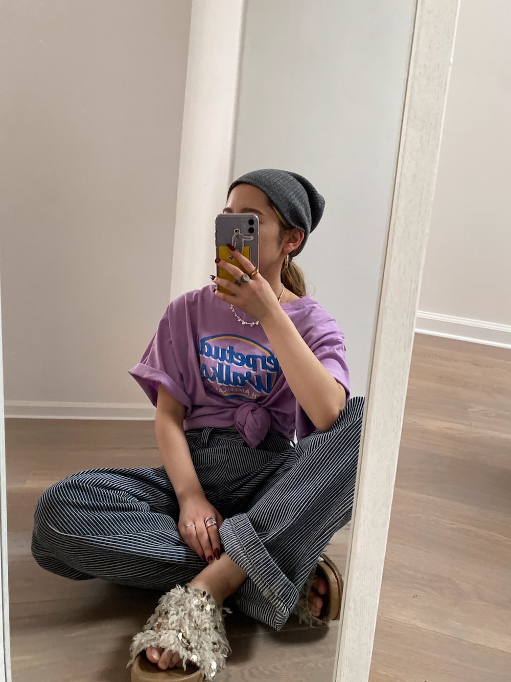 パープル系のTシャツ/カットソー、その他のデニムパンツ、グレー系のニットキャップ/ビーニーを着用したレディースの春コーディネートの5枚目の写真