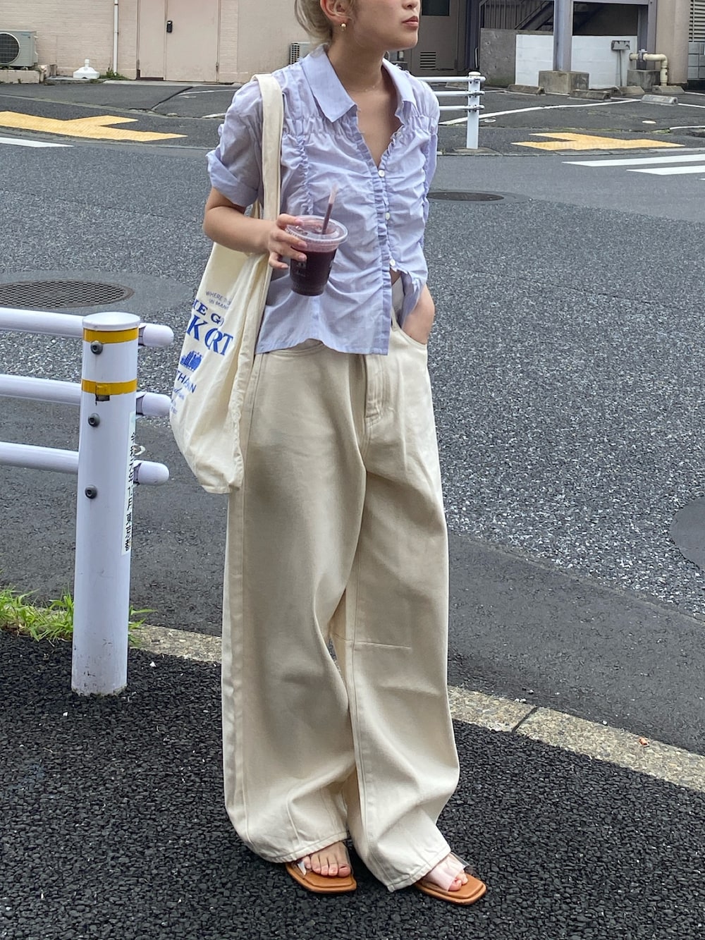 ブルー系のシャツ/ブラウス、ホワイト系のデニムパンツ、その他のサンダルを着用したレディースの夏コーディネートの2枚目の写真