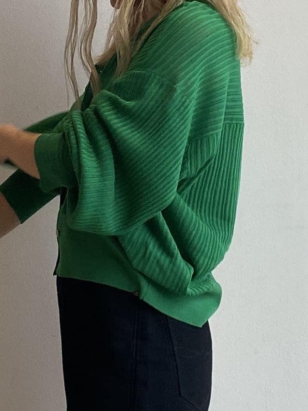 ブラック系のタンクトップ、ブラック系のパンプス、ブラック系のデニムパンツを着用したレディースの夏コーディネートの6枚目の写真