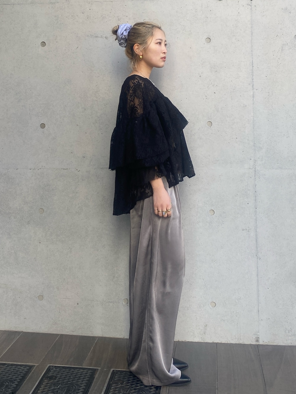 ブラック系のシャツ/ブラウス、グレー系のその他パンツを着用したレディースの冬コーディネートの2枚目の写真