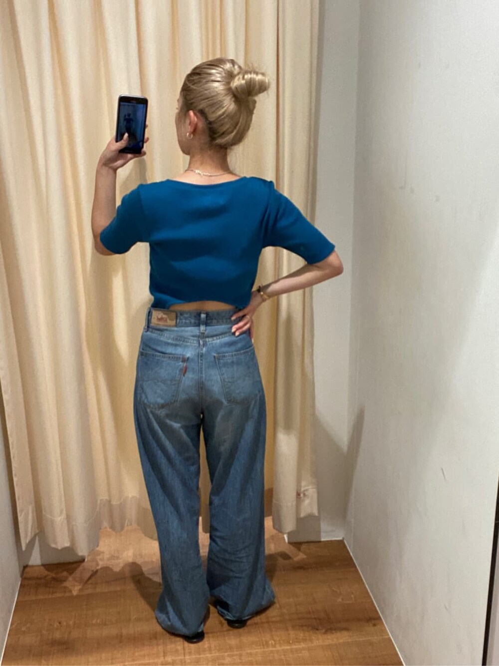 ブルー系のTシャツ/カットソー、ブルー系のデニムパンツを着用したレディースの夏コーディネートの4枚目の写真