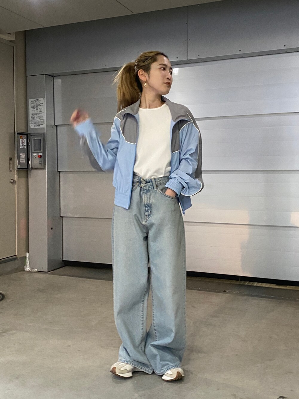 ブルー系のブルゾン、ブルー系のデニムパンツ、ホワイト系のTシャツ/カットソーを着用したレディースの冬コーディネートの4枚目の写真