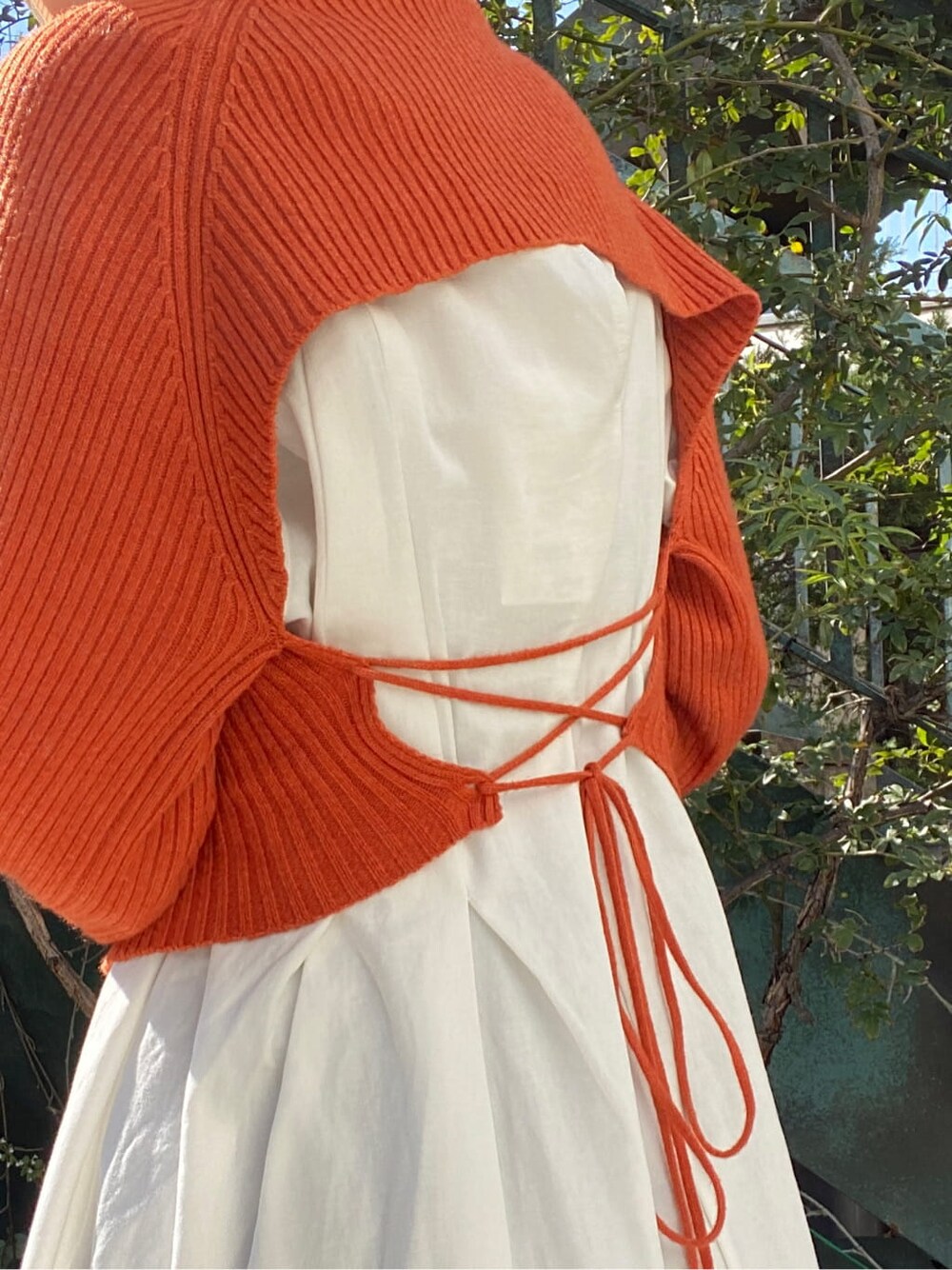 オレンジ系のワンピースを着用したレディースの秋コーディネートの7枚目の写真