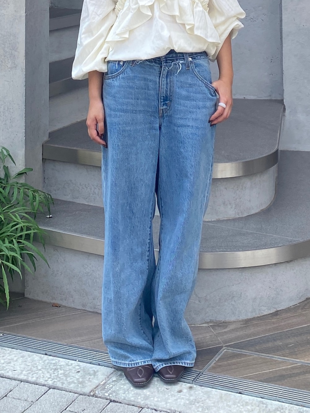 ホワイト系のシャツ/ブラウス、ブルー系のデニムパンツ、ブラウン系のその他シューズを着用したレディースの夏コーディネートの4枚目の写真
