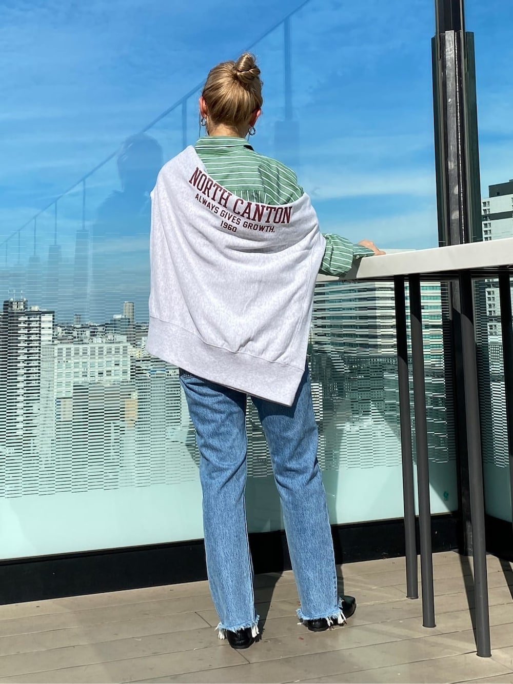 グリーン系のシャツ/ブラウス、ブラック系のパンプス、グレー系のスウェットを着用したレディースの秋コーディネートの4枚目の写真