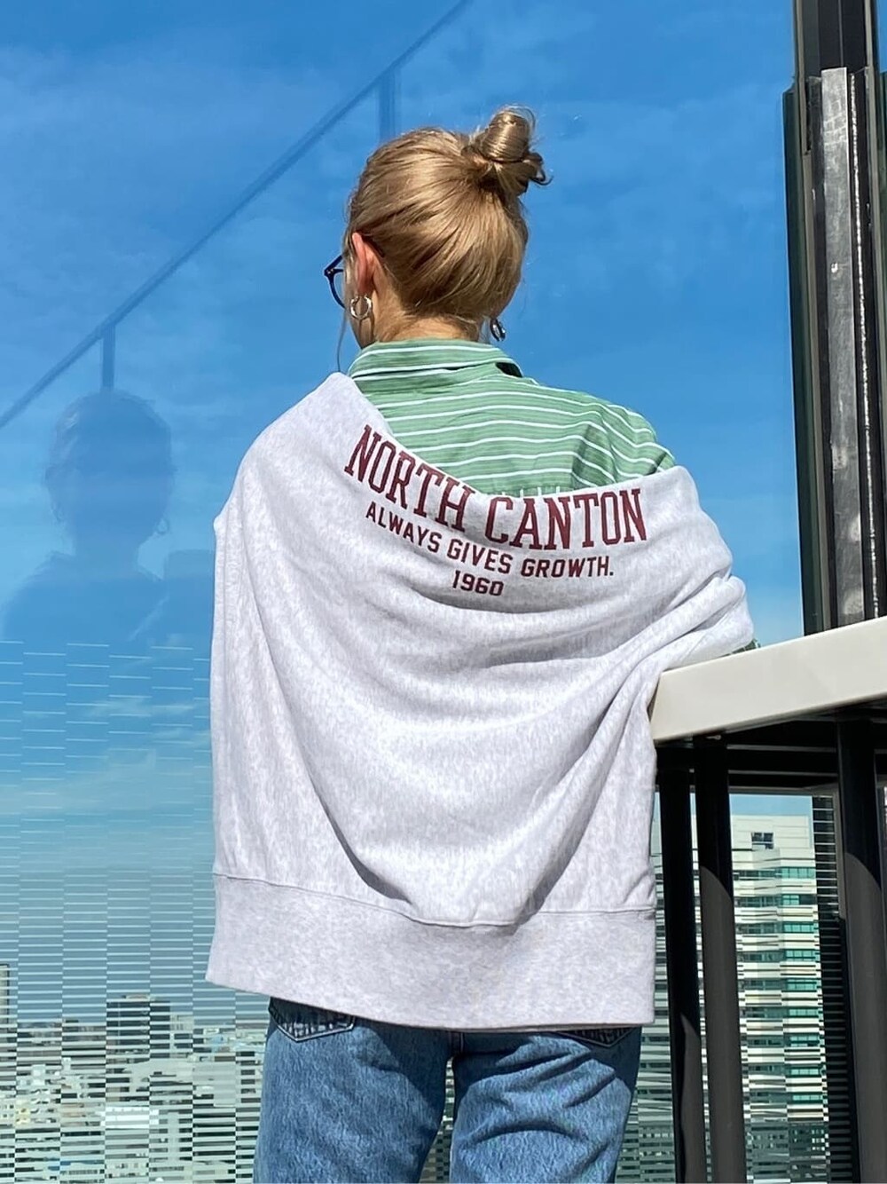 グリーン系のシャツ/ブラウス、ブラック系のパンプス、グレー系のスウェットを着用したレディースの秋コーディネートの6枚目の写真