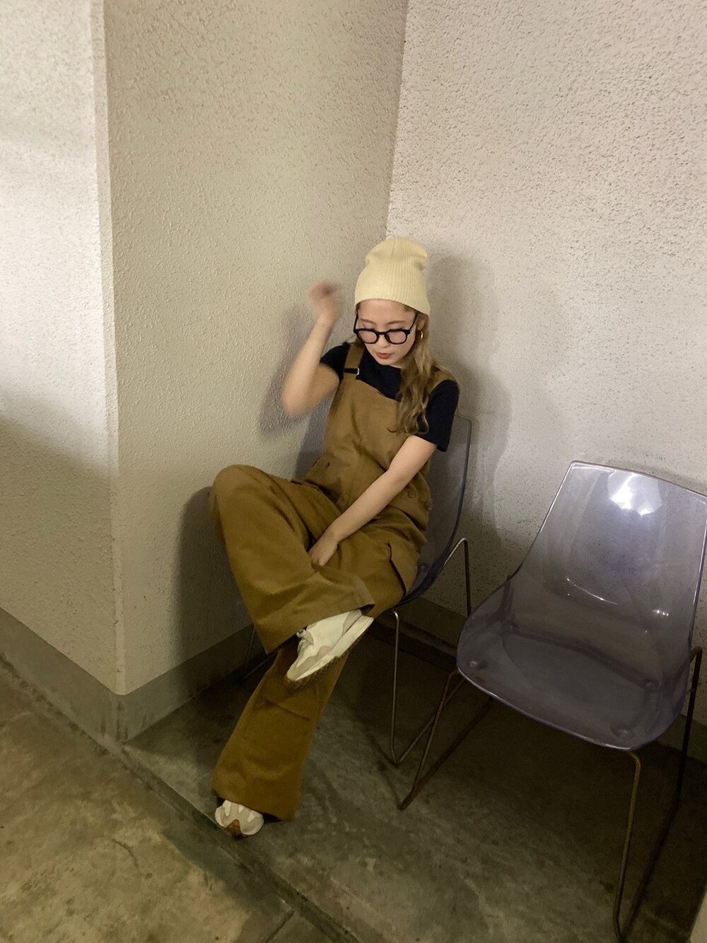 イエロー系のつなぎ/オールインワン、ホワイト系のニットキャップ/ビーニー、ブラック系のメガネを着用したレディースの春コーディネートの3枚目の写真