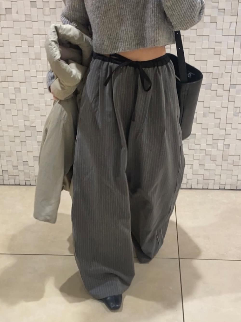 グレー系のその他パンツを着用したレディースの冬コーディネートの2枚目の写真