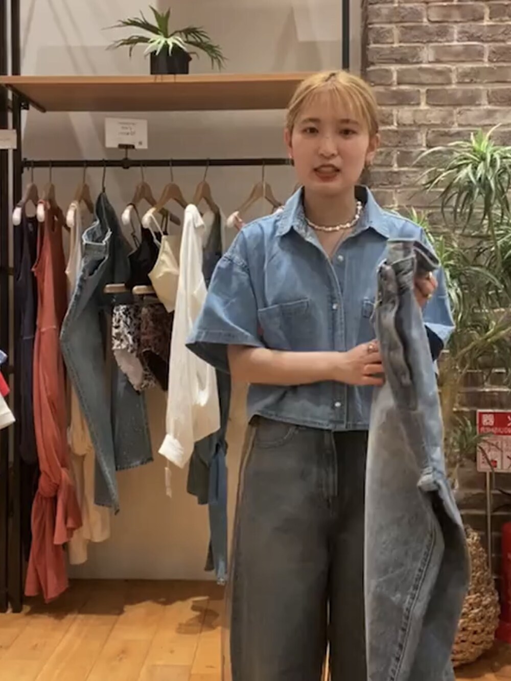 ブルー系のシャツ/ブラウス、ブルー系のデニムパンツ、グレー系のその他パンツを着用したレディースの春コーディネートの2枚目の写真