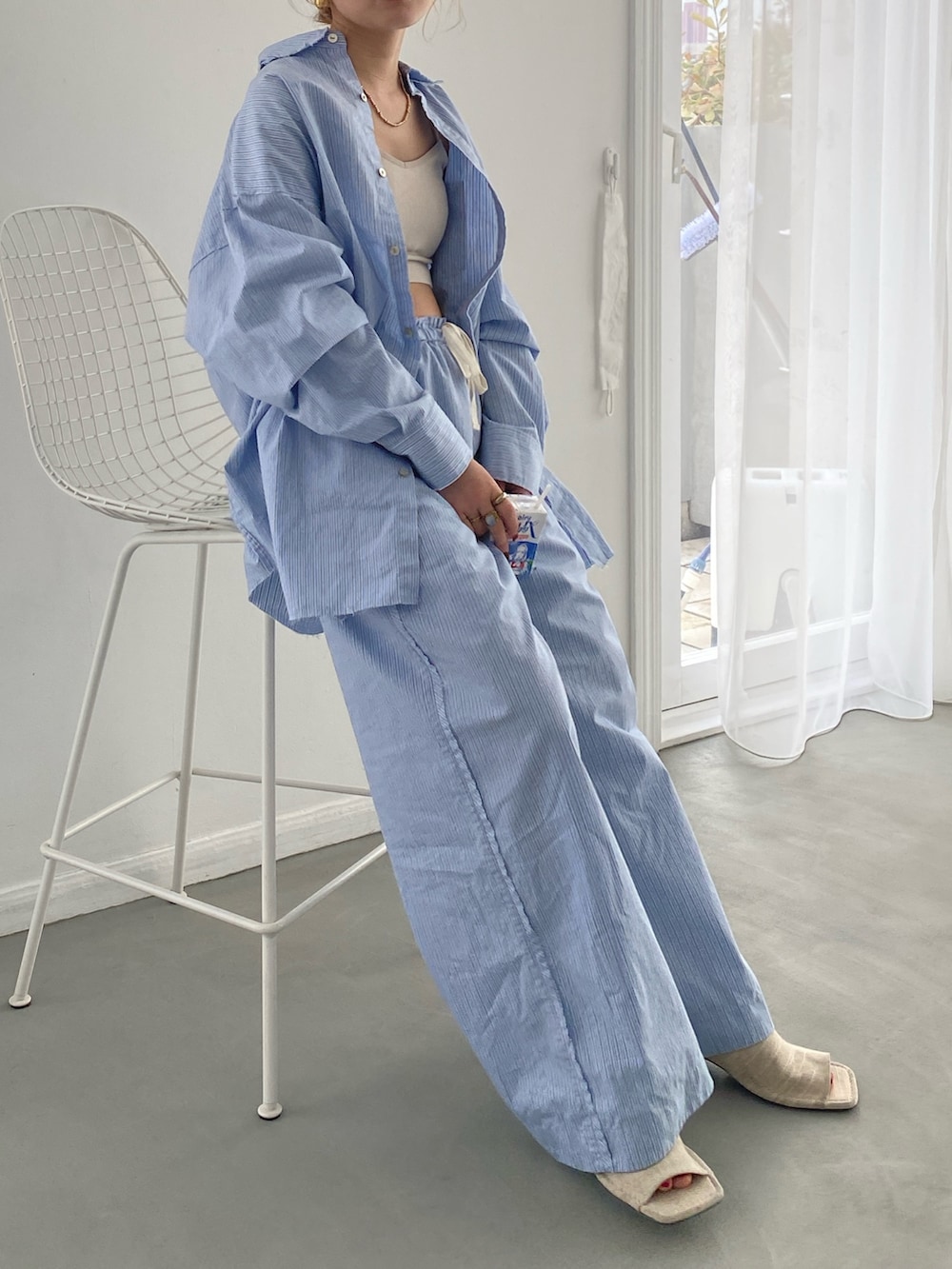 ブルー系のシャツ/ブラウス、ブルー系のその他パンツ、ホワイト系のキャミソールを着用したレディースの春コーディネートの3枚目の写真