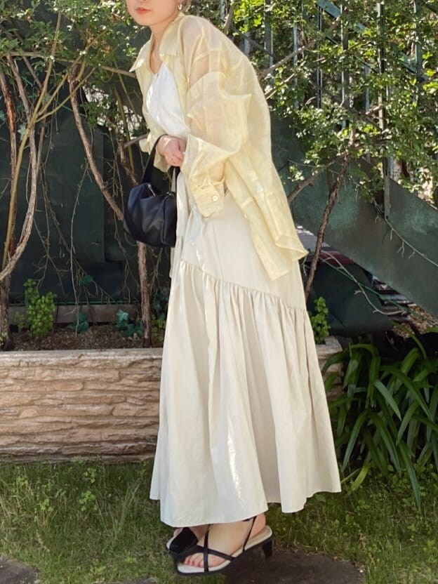 ホワイト系のタンクトップ、ベージュ系のシャツ/ブラウス、ホワイト系のスカートを着用したレディースの春コーディネートの2枚目の写真