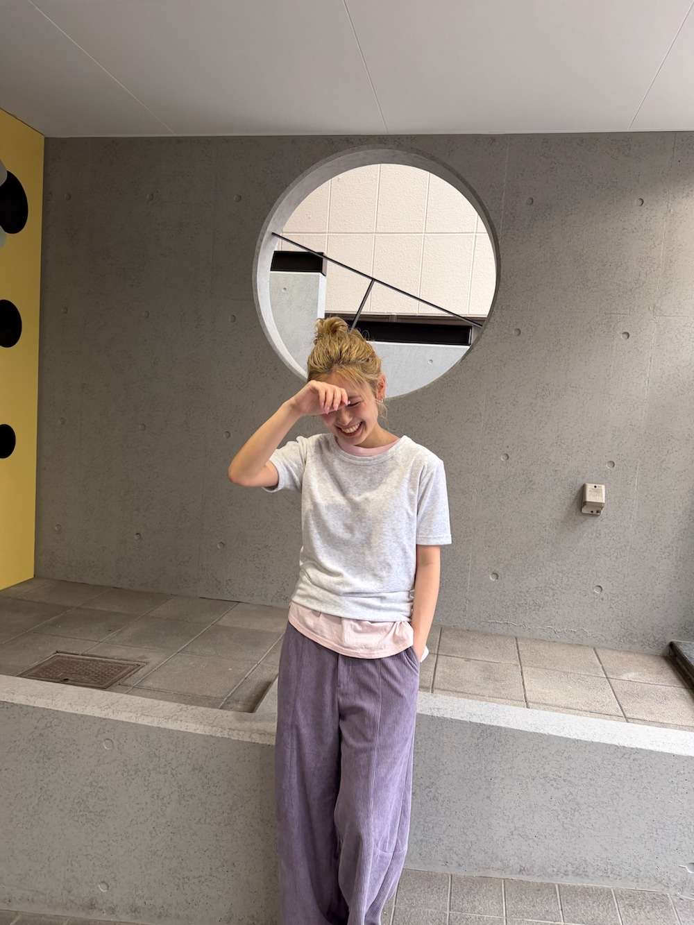 ホワイト系のTシャツ/カットソー、パープル系のその他パンツ、その他のサンダルを着用したレディースの夏コーディネートの3枚目の写真
