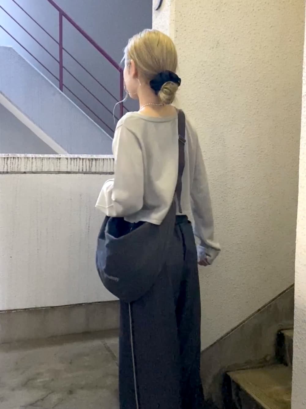 グレー系のカーディガン/ボレロ、グレー系のその他パンツ、グレー系のハンドバッグを着用したレディースの春コーディネートの2枚目の写真