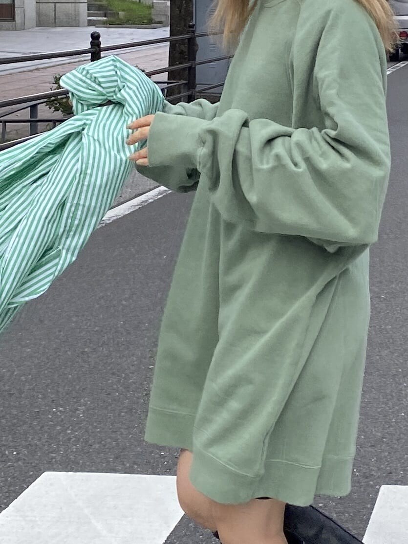 グリーン系のワンピース、グリーン系のシャツ/ブラウス、ブラック系のブーツを着用したレディースの秋コーディネートの6枚目の写真