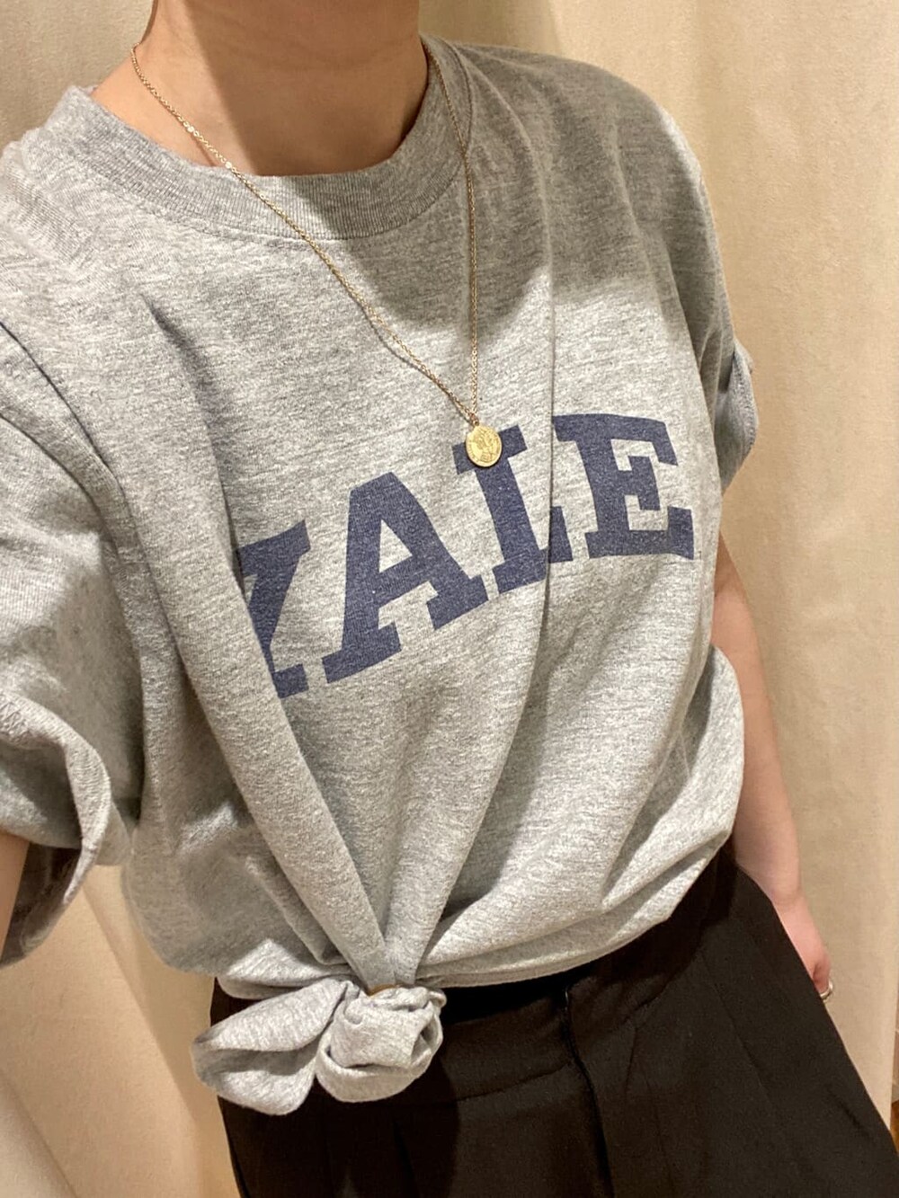 ブラック系のスラックス、グレー系のTシャツ/カットソーを着用したレディースの春コーディネートの4枚目の写真