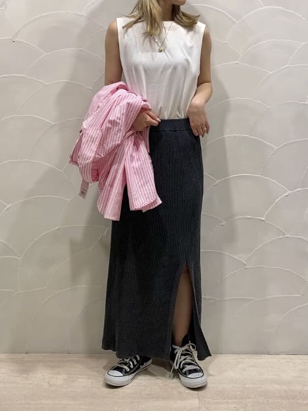 ピンク系のシャツ/ブラウス、ホワイト系のタンクトップ、グレー系のスカートを着用したレディースの春コーディネートの5枚目の写真