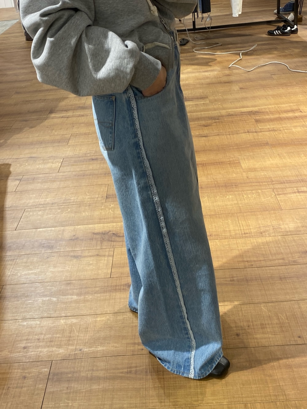 グレー系のパーカー、ブルー系のデニムパンツを着用したレディースの冬コーディネートの2枚目の写真