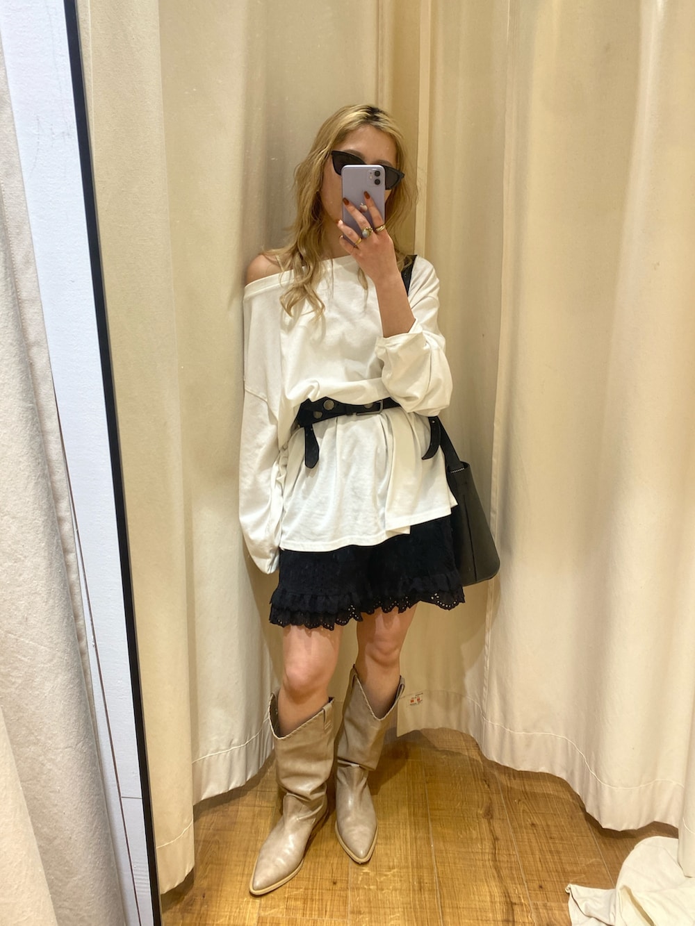 ホワイト系のTシャツ/カットソー、ブラック系のその他パンツ、ベージュ系のブーツを着用したレディースの春コーディネートの2枚目の写真