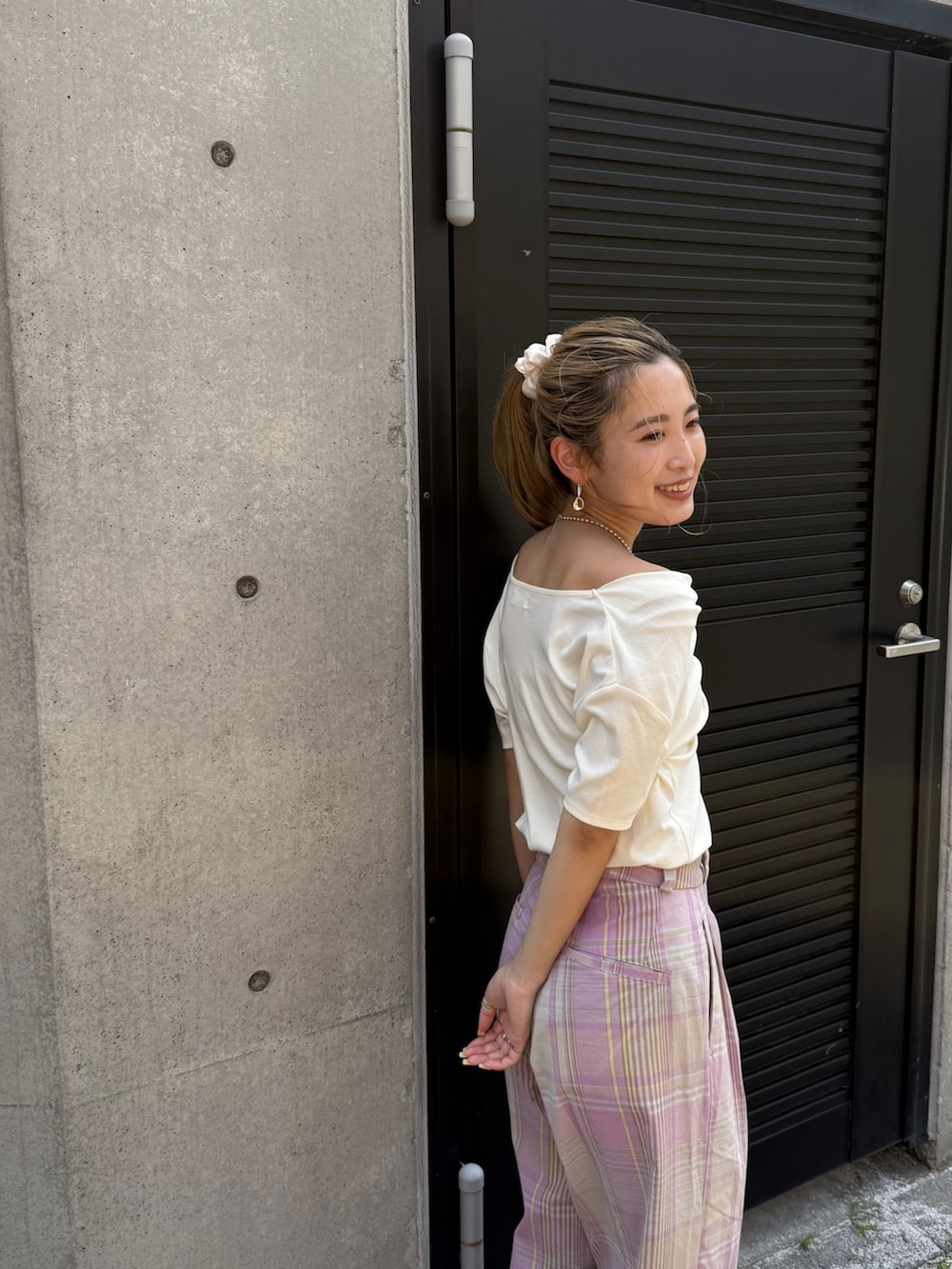ホワイト系のTシャツ/カットソー、パープル系のその他パンツを着用したレディースの夏コーディネートの3枚目の写真