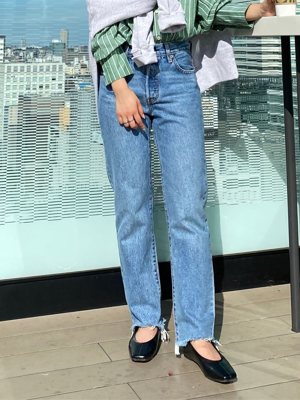 グリーン系のシャツ/ブラウス、ブラック系のパンプス、グレー系のスウェットを着用したレディースの秋コーディネートの7枚目の写真