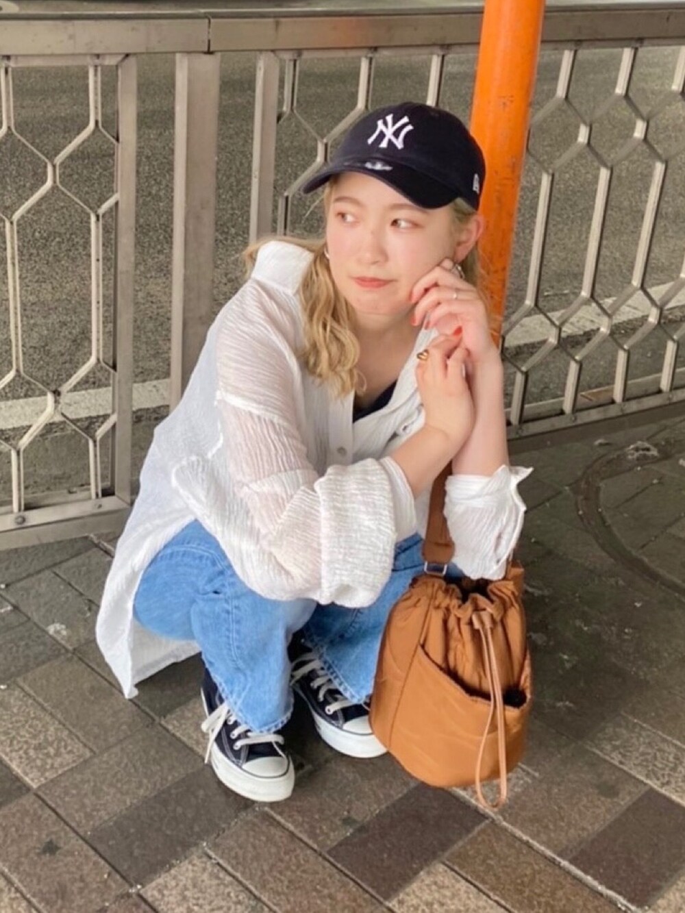 ホワイト系のシャツ/ブラウス、グレー系のタンクトップ、ブルー系のデニムパンツを着用したレディースの春コーディネートの2枚目の写真