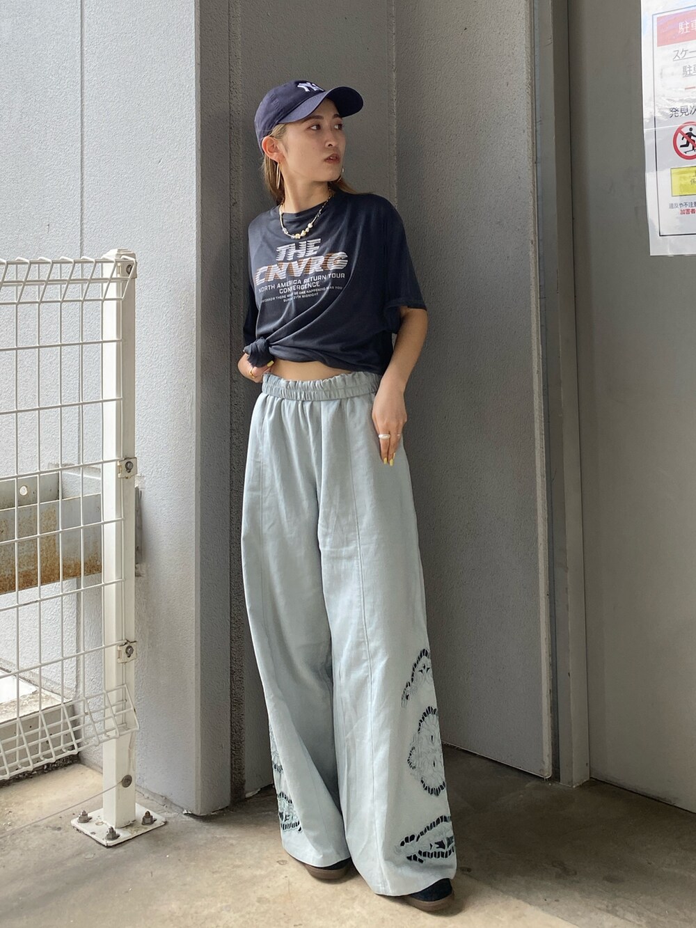 グレー系のTシャツ/カットソー、ブルー系のその他パンツを着用したレディースの夏コーディネートの2枚目の写真