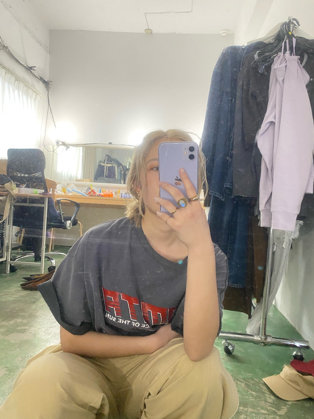 グレー系のTシャツ/カットソー、ベージュ系のその他パンツを着用したレディースの春コーディネートの4枚目の写真