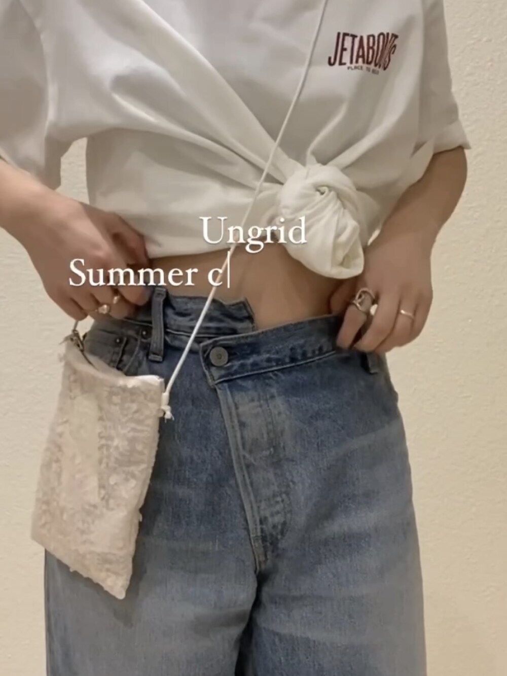 ブルー系のデニムパンツ、ホワイト系のTシャツ/カットソーを着用したレディースの夏コーディネートの3枚目の写真