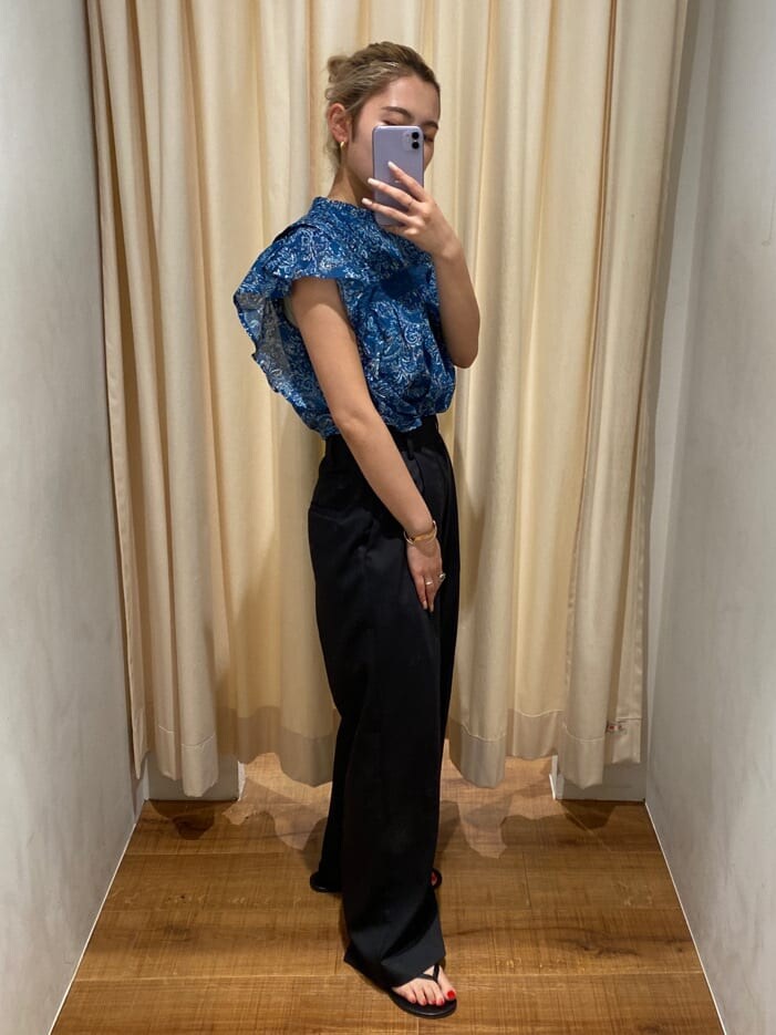 ブルー系のシャツ/ブラウス、グレー系のスラックスを着用したレディースの夏コーディネートの3枚目の写真