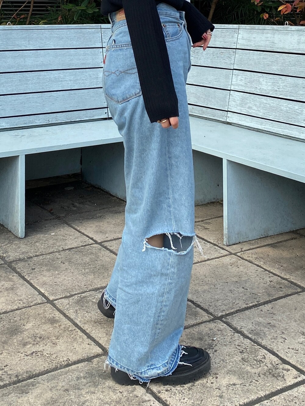 ブルー系のデニムパンツ、ブラック系のニット/セーター、その他のチェスターコートを着用したレディースの秋コーディネートの7枚目の写真