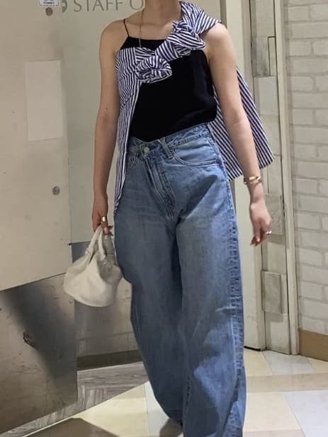 ブルー系のシャツ/ブラウス、ブルー系のデニムパンツ、ブラック系のサンダルを着用したレディースの夏コーディネートの3枚目の写真