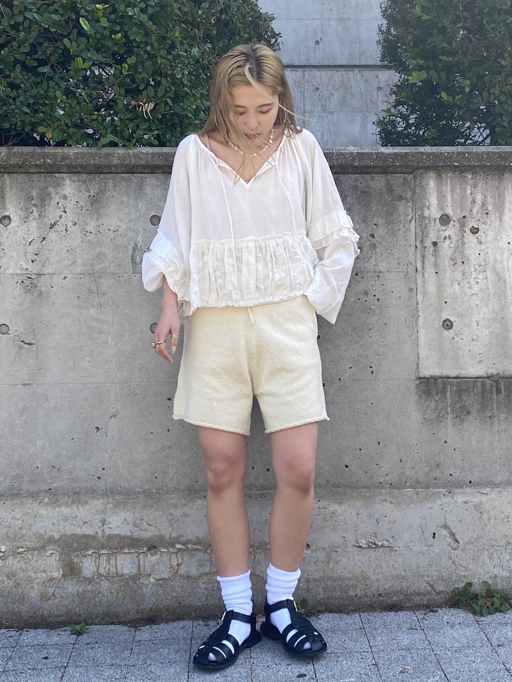 ホワイト系のシャツ/ブラウス、ホワイト系のその他パンツ、ブラック系のサンダルを着用したレディースの春コーディネートの2枚目の写真