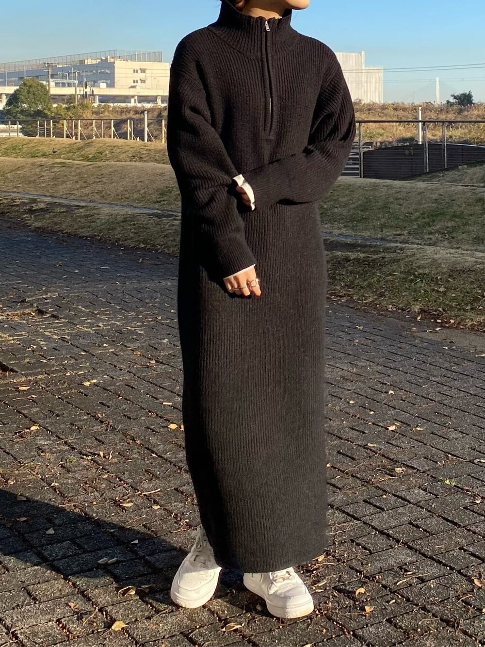 ブラック系のワンピース、ブラック系のメガネを着用したレディースの冬コーディネートの3枚目の写真