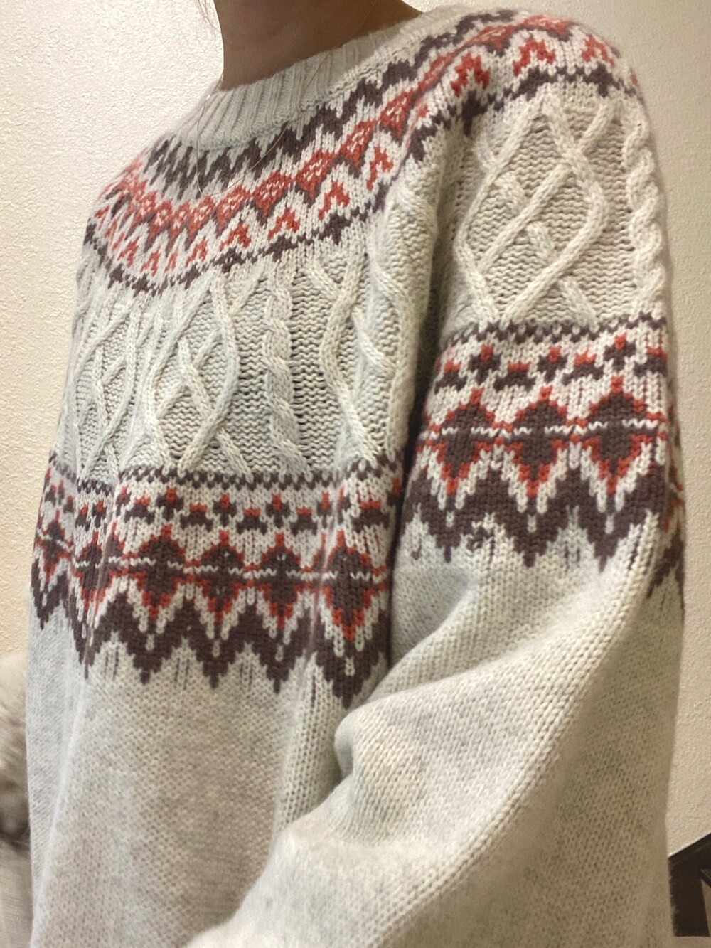 オレンジ系のスカート、ホワイト系のニット/セーター、ホワイト系のハンドバッグを着用したレディースの秋コーディネートの6枚目の写真