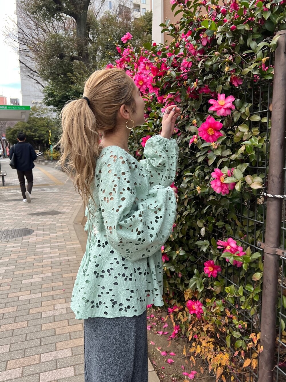 グリーン系のシャツ/ブラウス、ホワイト系のキャミソール、グレー系のスカートを着用したレディースの冬コーディネートの4枚目の写真