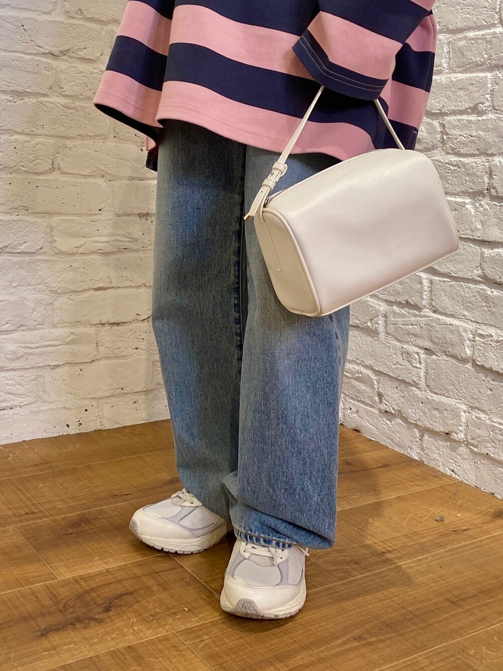ホワイト系のハンドバッグ、ブルー系のTシャツ/カットソーを着用したレディースの冬コーディネートの7枚目の写真