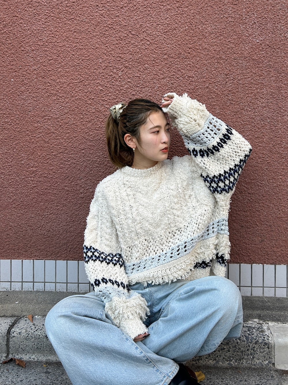 ホワイト系のニット/セーターを着用したレディースの冬コーディネートの2枚目の写真