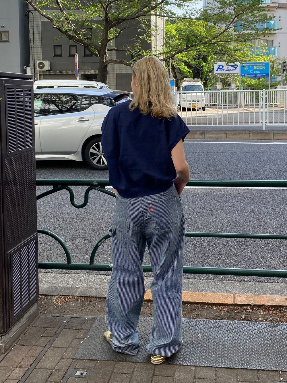 その他のデニムパンツ、ブルー系のTシャツ/カットソー、ゴールド系のパンプスを着用したレディースの春コーディネートの4枚目の写真