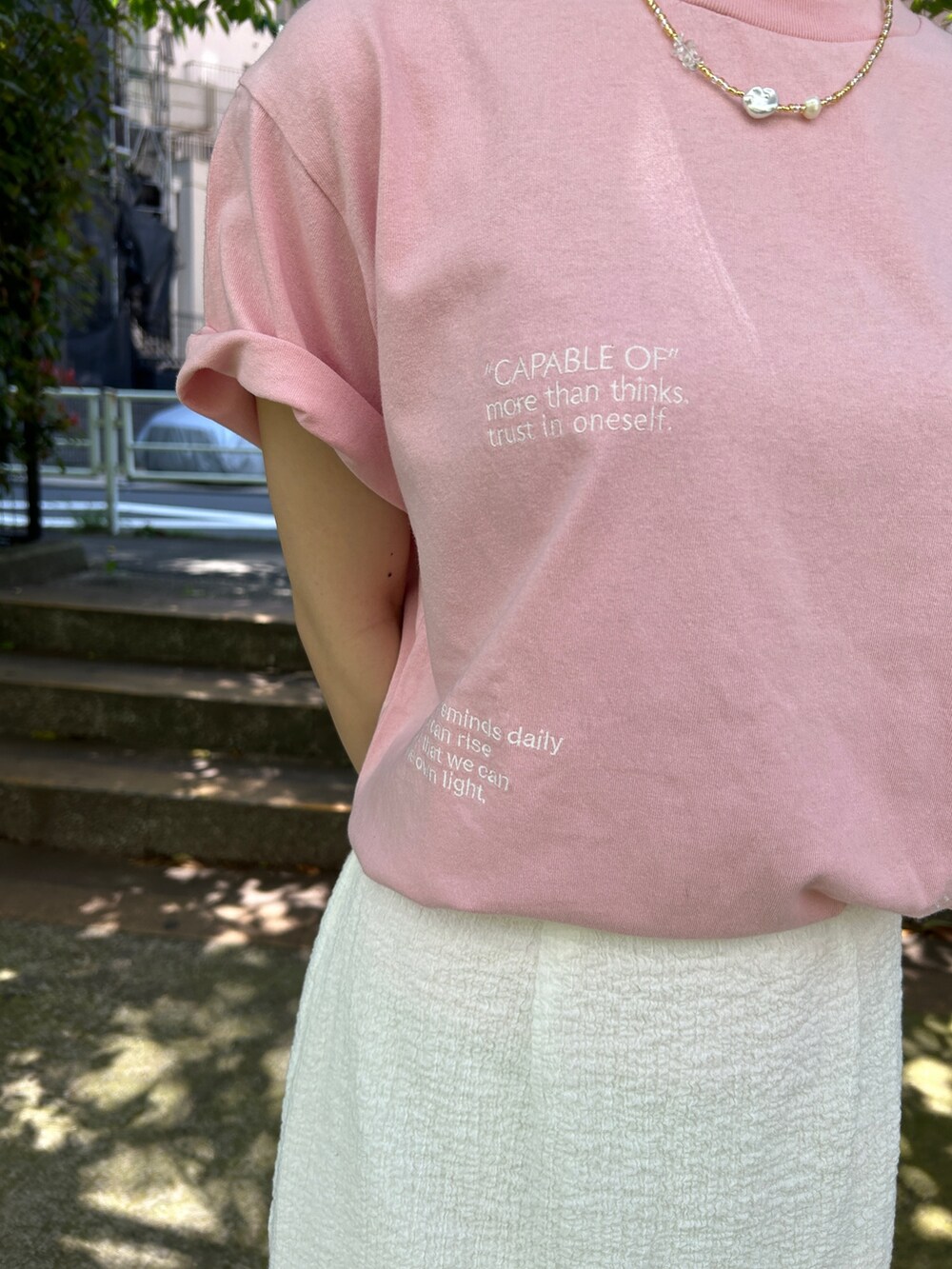 ピンク系のTシャツ/カットソー、ホワイト系のスカートを着用したレディースの夏コーディネートの6枚目の写真