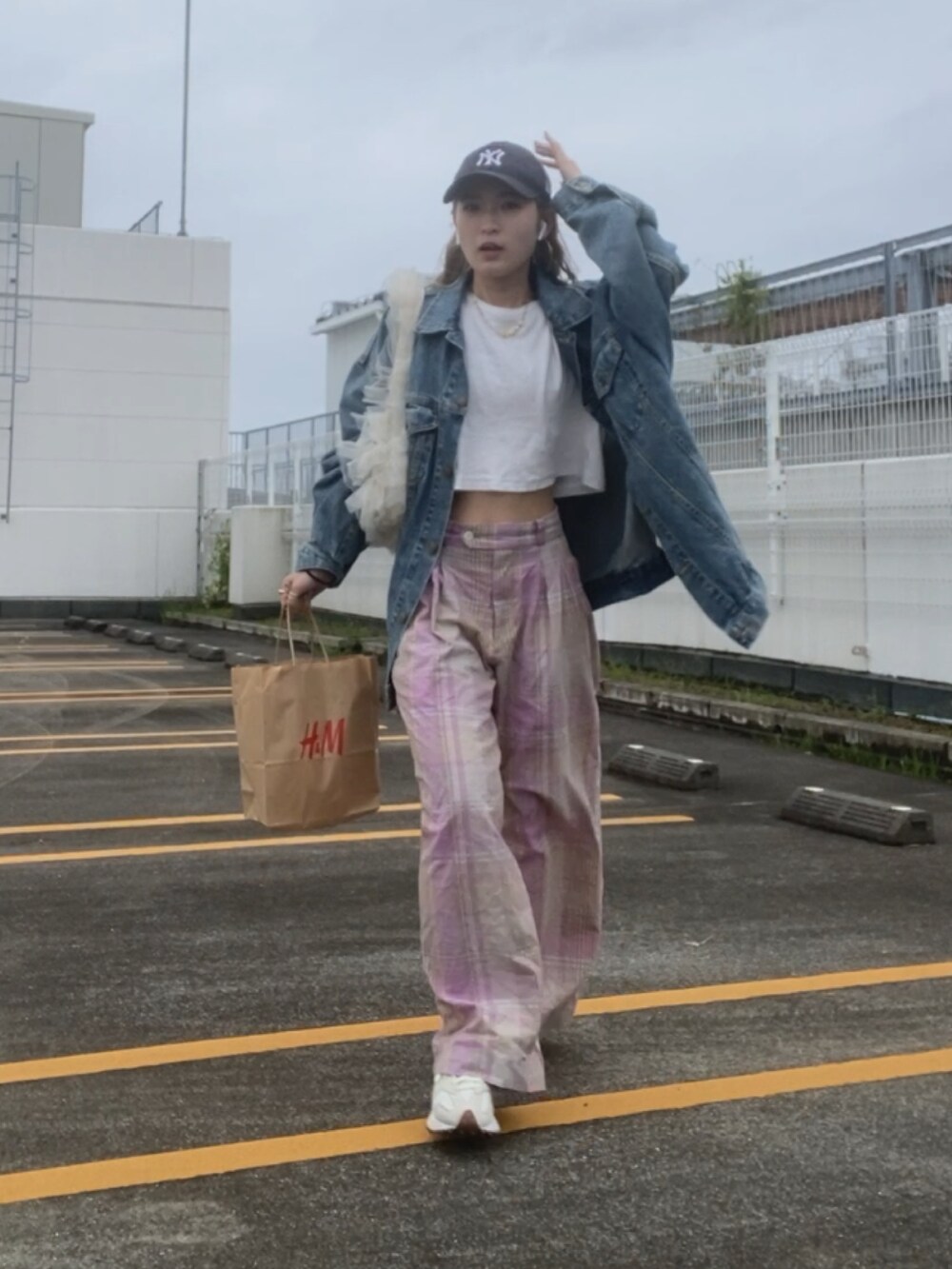 ホワイト系のTシャツ/カットソー、ブルー系のデニムジャケット、パープル系のその他パンツを着用したレディースの春コーディネートの2枚目の写真