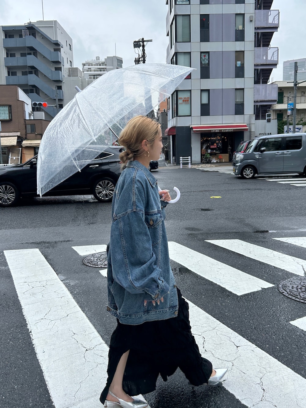 ブルー系のデニムジャケット、ブラック系のスカート、ホワイト系のTシャツ/カットソーを着用したレディースの夏コーディネートの2枚目の写真