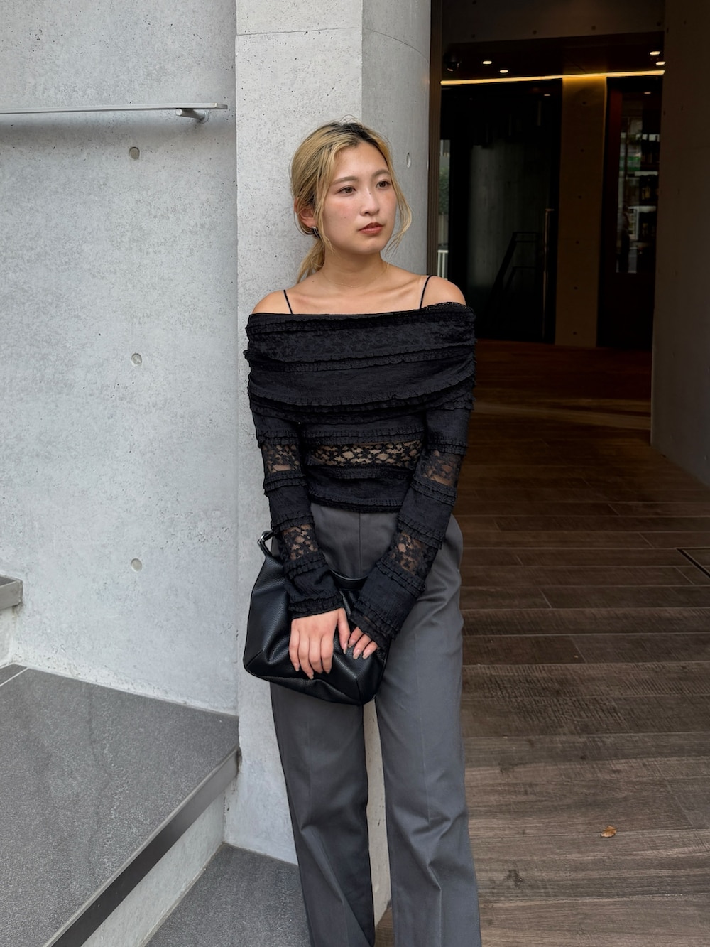 グレー系のその他パンツ、ブラック系のTシャツ/カットソー、シルバー系のその他シューズを着用したレディースの夏コーディネートの5枚目の写真