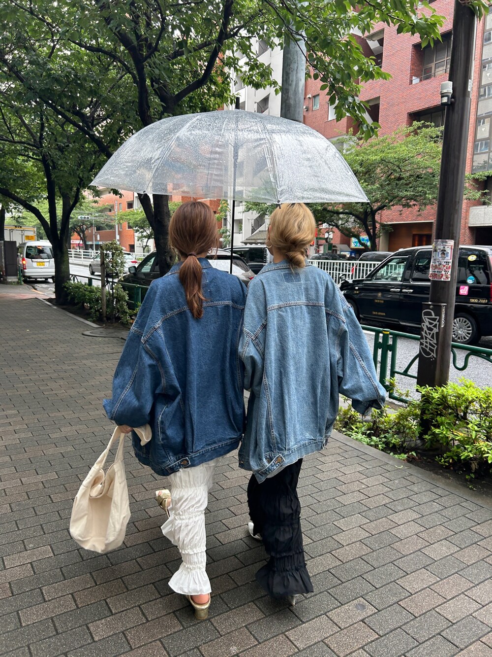 ブルー系のデニムジャケット、ブラック系のスカート、ホワイト系のTシャツ/カットソーを着用したレディースの夏コーディネートの5枚目の写真