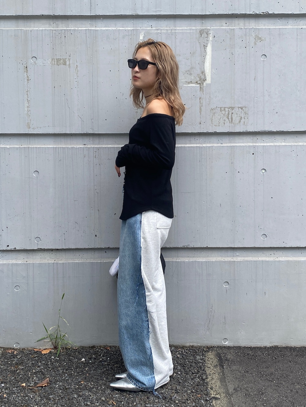 ブラック系のTシャツ/カットソー、ブルー系のデニムパンツ、ブラック系のハンドバッグを着用したレディースの秋コーディネートの2枚目の写真
