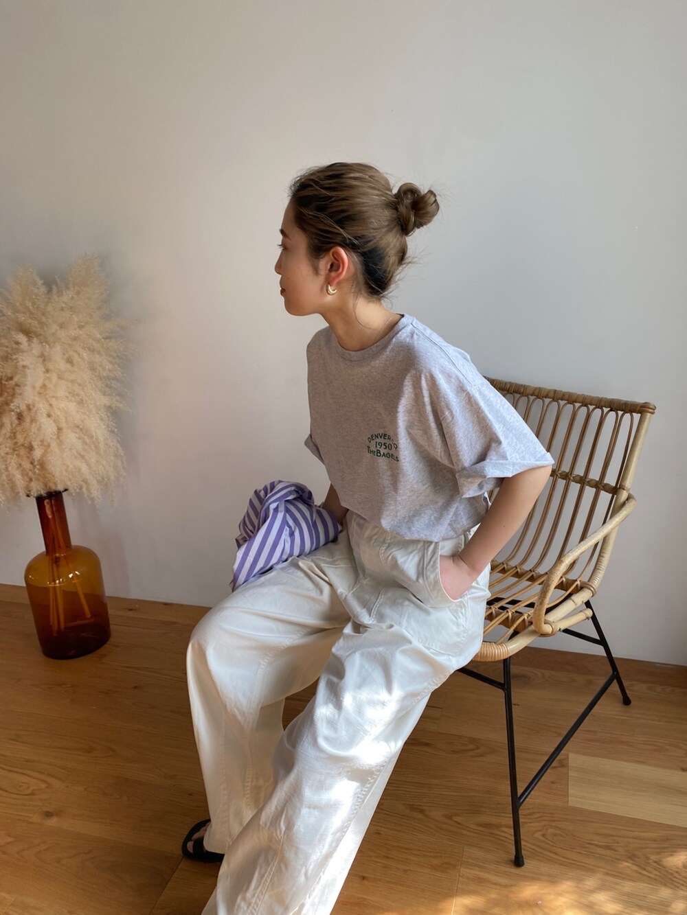 グレー系のTシャツ/カットソー、ホワイト系のその他パンツ、パープル系のシャツ/ブラウスを着用したレディースの春コーディネートの4枚目の写真