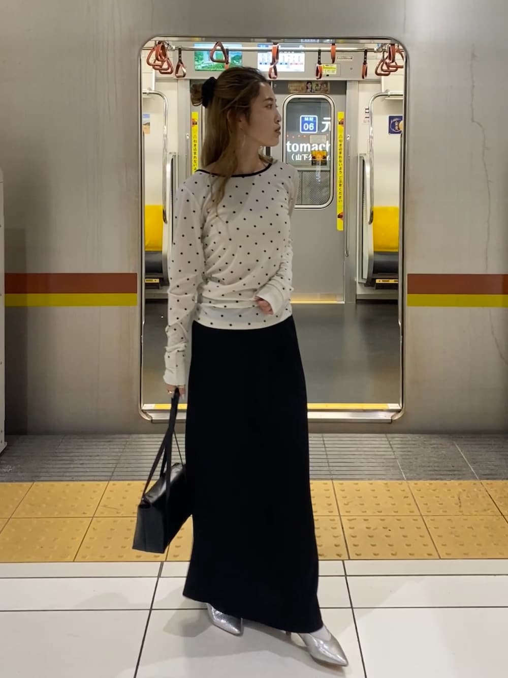 ホワイト系のTシャツ/カットソー、ブラック系のスカートを着用したレディースの秋コーディネートの2枚目の写真