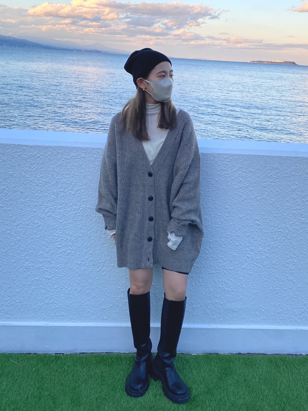 グレー系のカーディガン/ボレロ、ホワイト系のTシャツ/カットソー、ブラック系のニットキャップ/ビーニーを着用したレディースの冬コーディネートの8枚目の写真