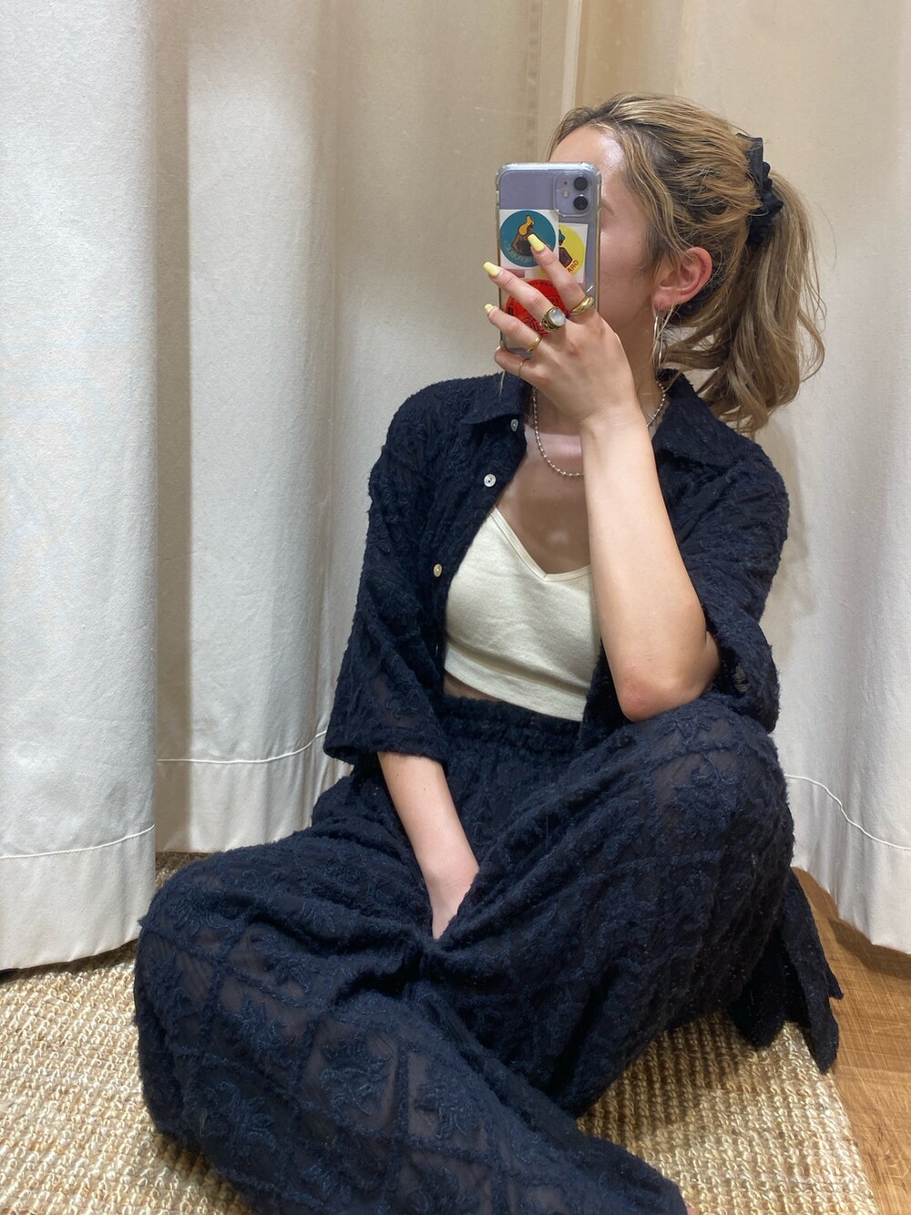 ホワイト系のキャミソール、ブラック系のシャツ/ブラウス、ブラック系のその他パンツを着用したレディースの夏コーディネートの3枚目の写真