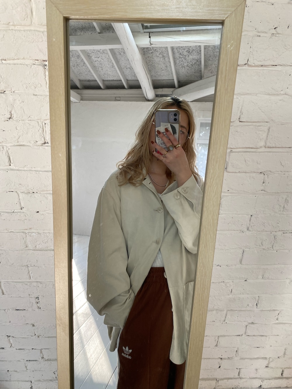 ホワイト系のテーラードジャケット、ホワイト系のパンプスを着用したレディースの冬コーディネートの2枚目の写真