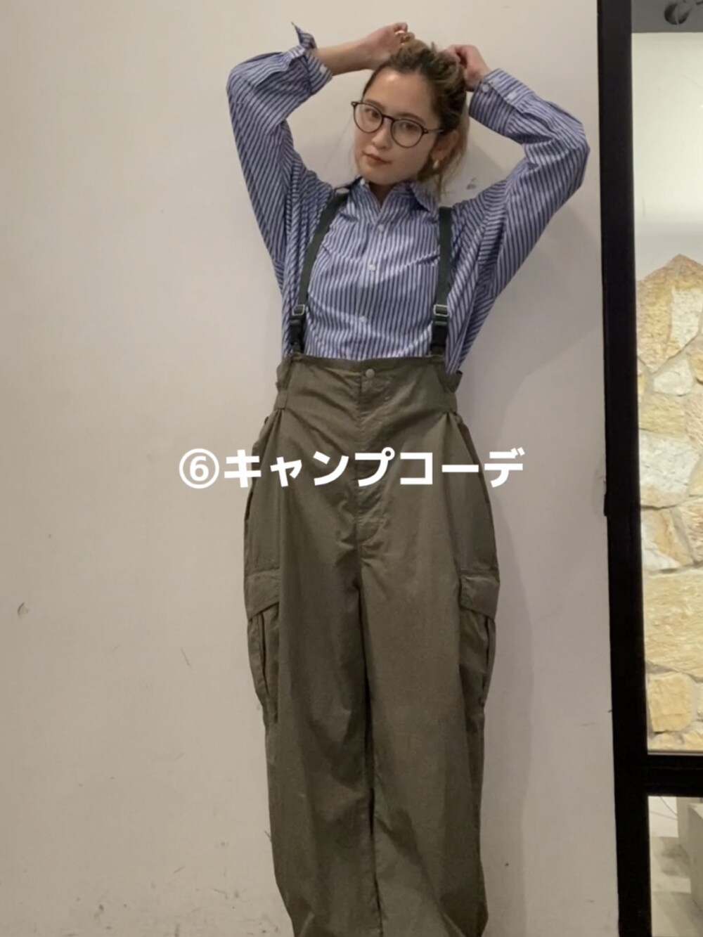 ブルー系のシャツ/ブラウス、ベージュ系のサロペット/オーバーオール、ブラック系のローファーを着用したレディースの秋コーディネートの3枚目の写真